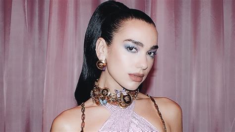 Đêm Rực Rỡ Của Dua Lipa: Một Chuyến Phiêu Lưu Âm Nhạc Lộng Lẫy!