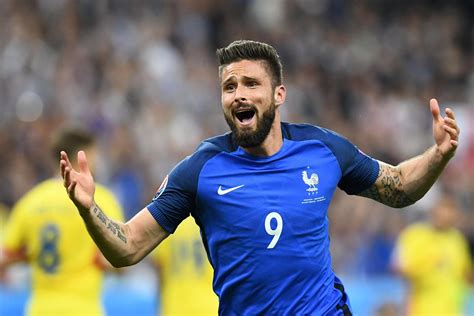  Olivier Giroud's Parisian Serenade: A Musical Night Filled with Unexpected Charm!